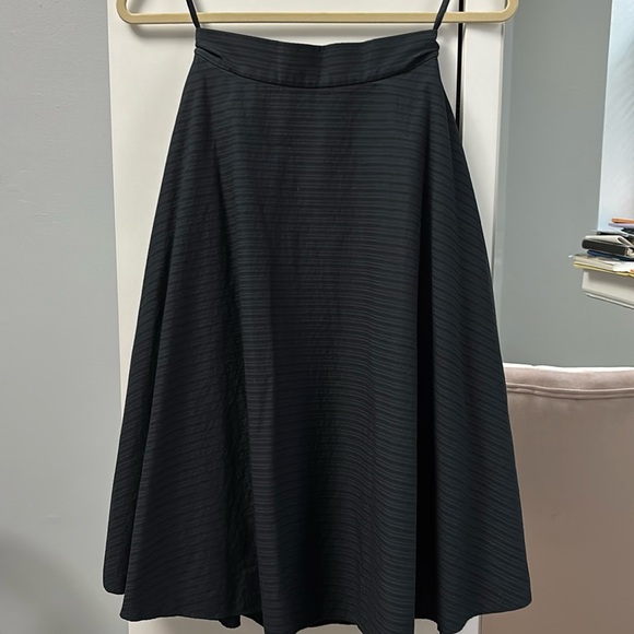 Elegant UNIQLO A-line black skirt - Picture 1 of 9